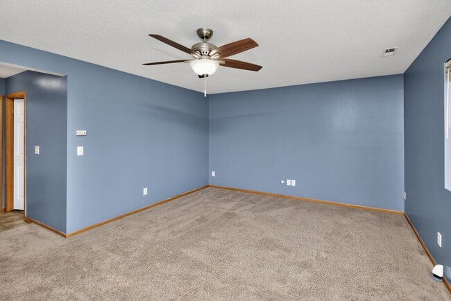 Building Photo - SPACIOUS COMFORT!! 3 Bedroom, 2 Bathroom House in Ankeny!