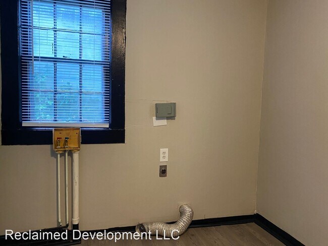 Building Photo - 2 br, 1 bath House - 214 West 5th Street