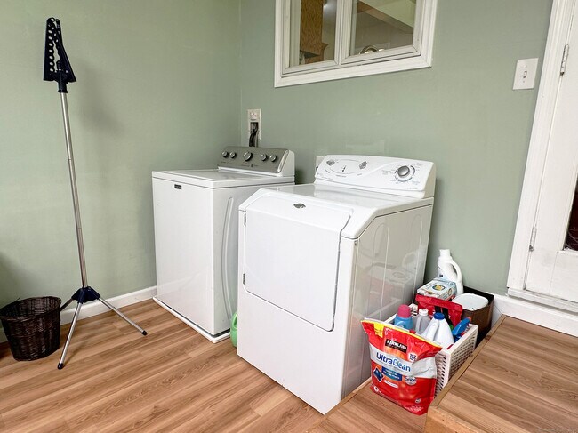 Building Photo - 39 Mohawk Dr