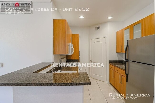 Building Photo - Beautiful Condo in Larronata