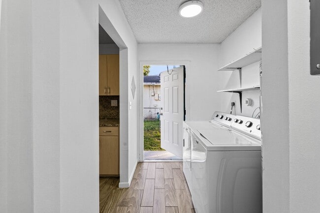 Building Photo - Comfortable Oakland Park Living - 3BR with Outdoor Space