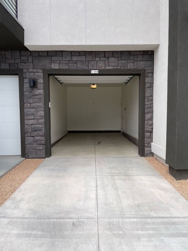 Building Photo - 3 Bedroom Condo in Desert Color with Flexible 6-12 Month Lease