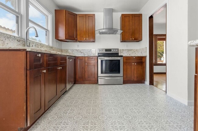 Building Photo - Wood Street Charmer - 3 Bed / 2 bath (Front House)