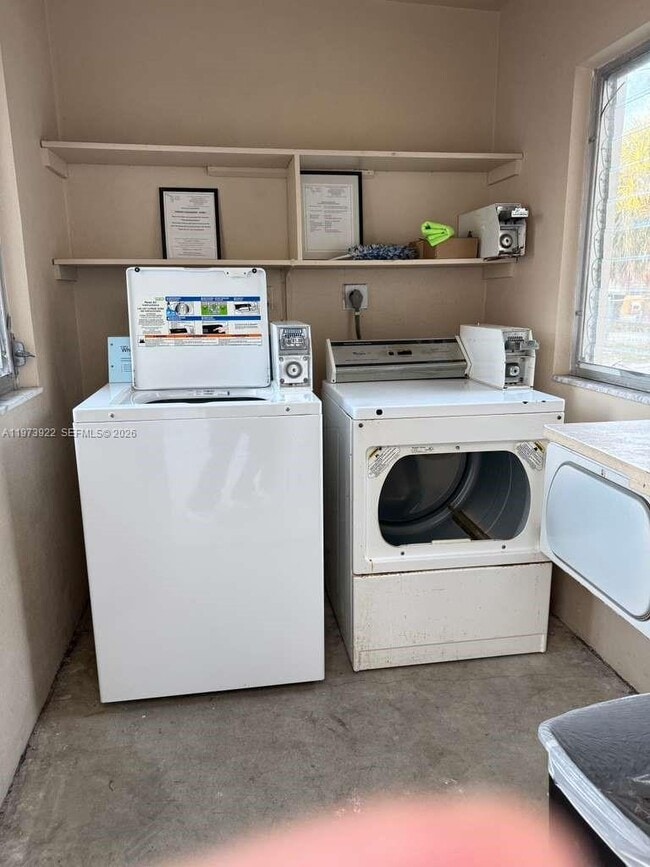 Building Photo - 606 S C St