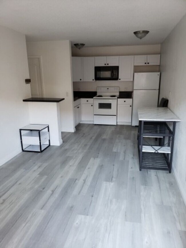 Building Photo - 1 Bedroom 1 Bath   Tropciana & Eastern Area