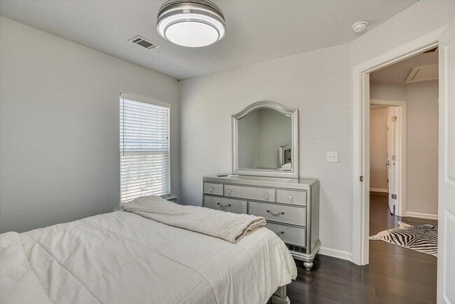 Building Photo - 685 Red Cedar Ct