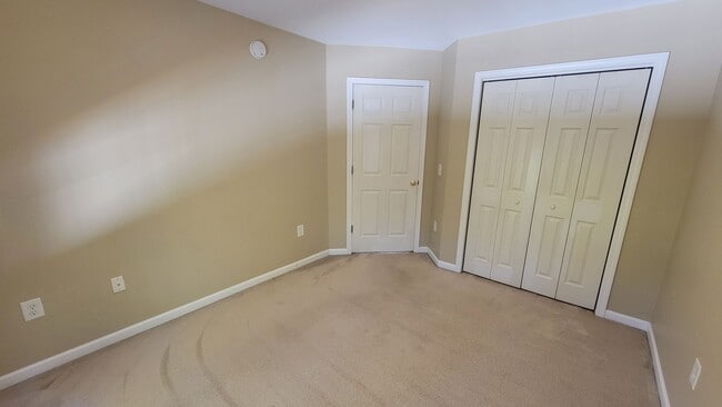 Building Photo - AVAILABLE NOW, $825 OFF FIRST FULL MONTH O...