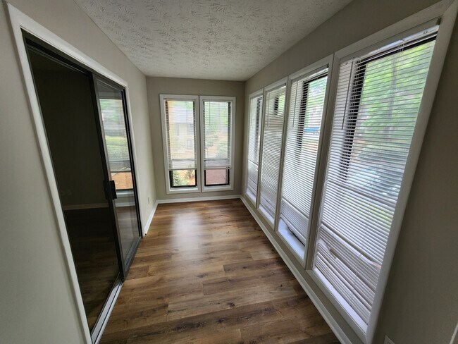 Building Photo - 9400 Roberts Dr