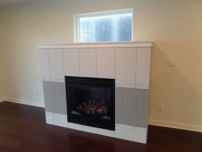 Building Photo - Immaculate and LARGE 4-Bedroom Home in Unb...