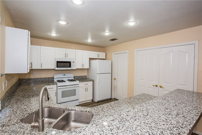 Building Photo - 7820 Paper Flower Ct