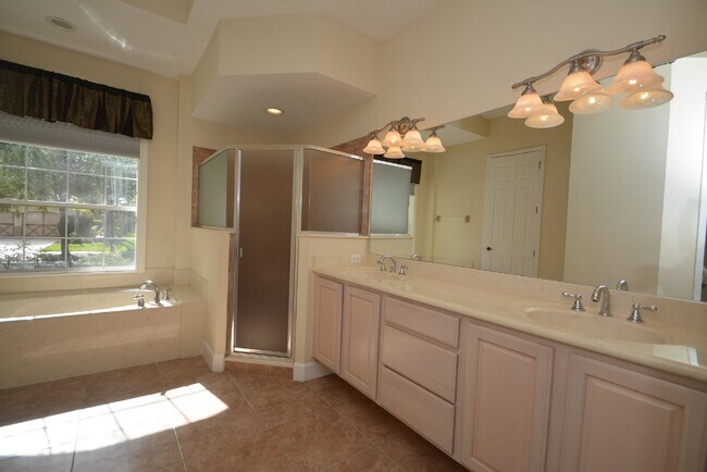 Building Photo - Luxurious Pool Home in gated community of ...