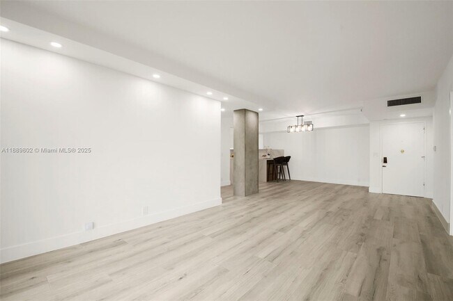 Building Photo - 1121 Crandon Blvd