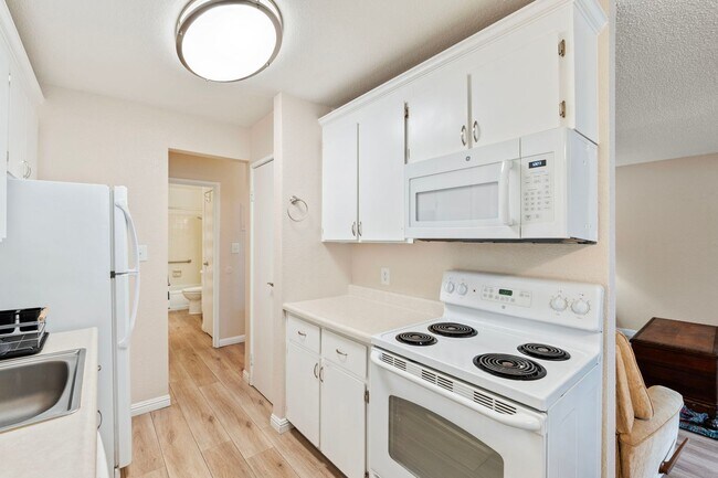 Building Photo - Fully Furnished 1BR/1BA Condo in Carson City