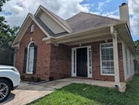 Building Photo - 3BR/2BA Garden Home with Fenced Yard, Great Master Suite