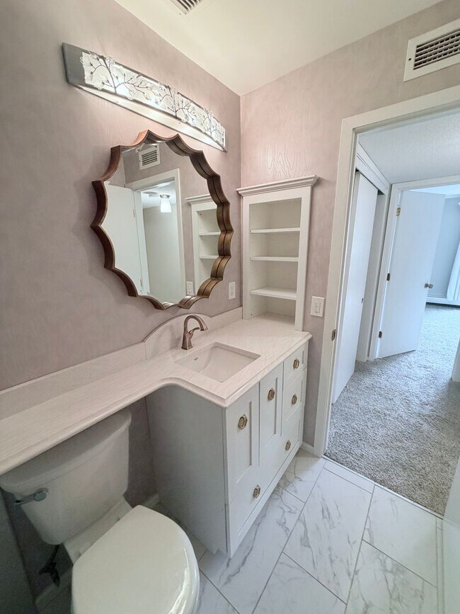 Building Photo - Large 1BR Condo with Patio, Heated Parking, Pool, Sauna & Tennis Courts!