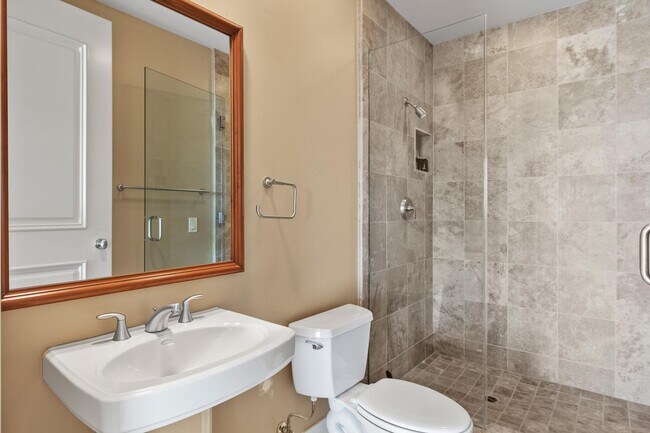 Building Photo - 2211 E Camelback Rd