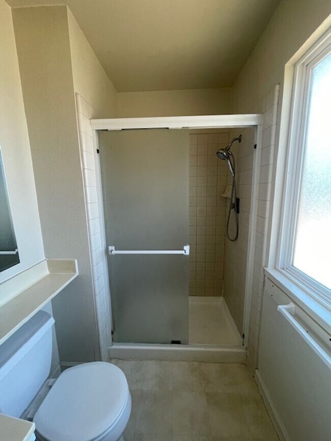 Building Photo - Four bedroom two and half bath on the uppe...