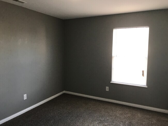 Building Photo - Greenfield - 4 Bedroom