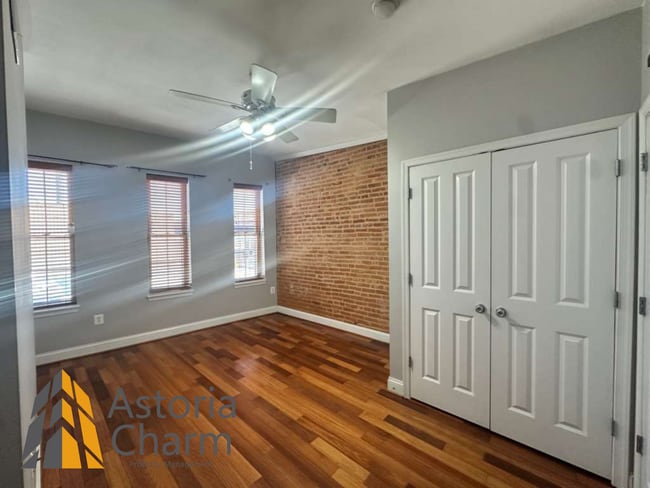 Building Photo - Stylish 2 Bedroom with Spa Bath, Hardwood Floors and Parking