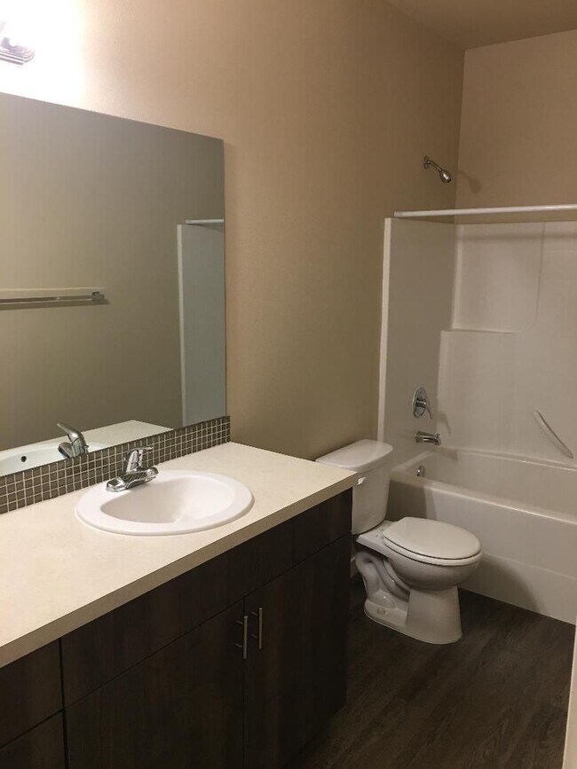 Building Photo - Amazing 1 bedroom with upscale interiors!