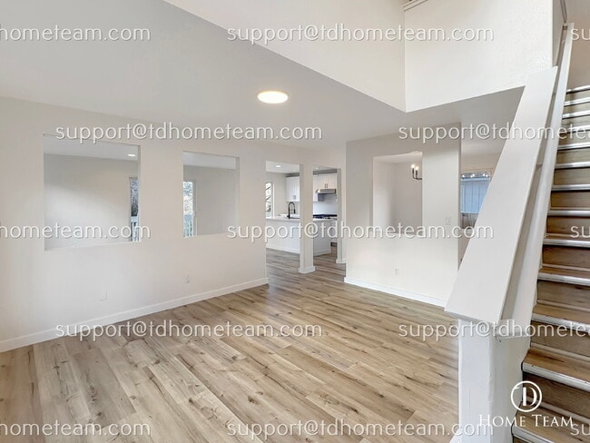 Building Photo - "Spacious 4-Bed Oasis with Scenic Views in Prime Seattle Location!"