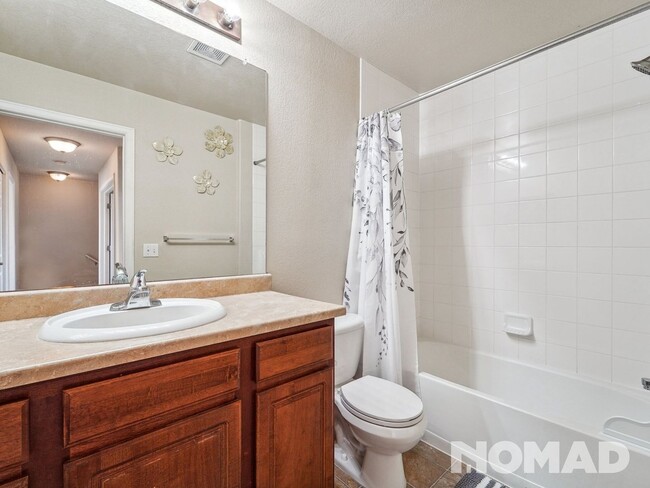 Building Photo - 3 Bedroom Condo in Denver