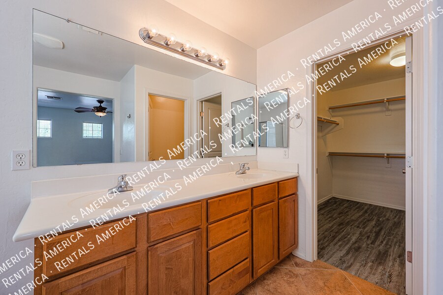 Building Photo - 591 S Buena Vista Ct