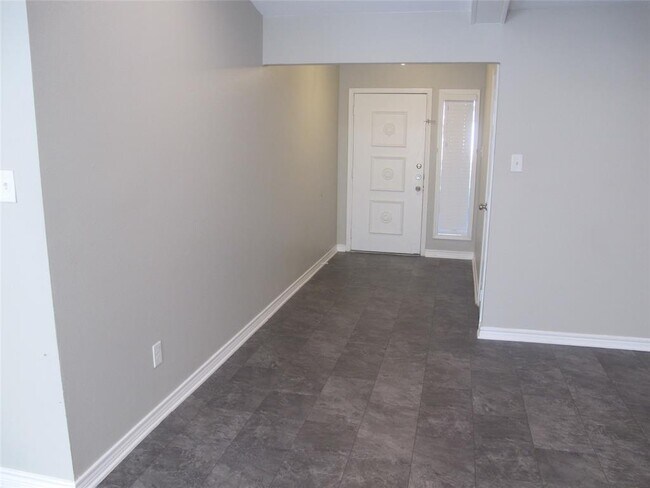 Building Photo - 3504 Roanoke Dr