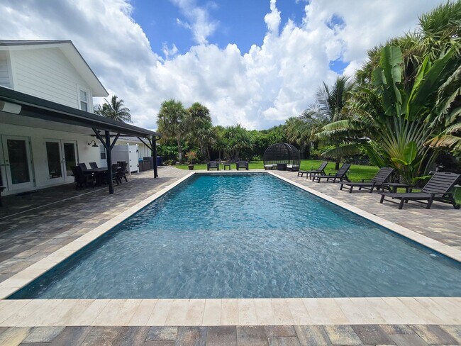 Building Photo - SEASONAL RENTAL - Luxury by the Beach!