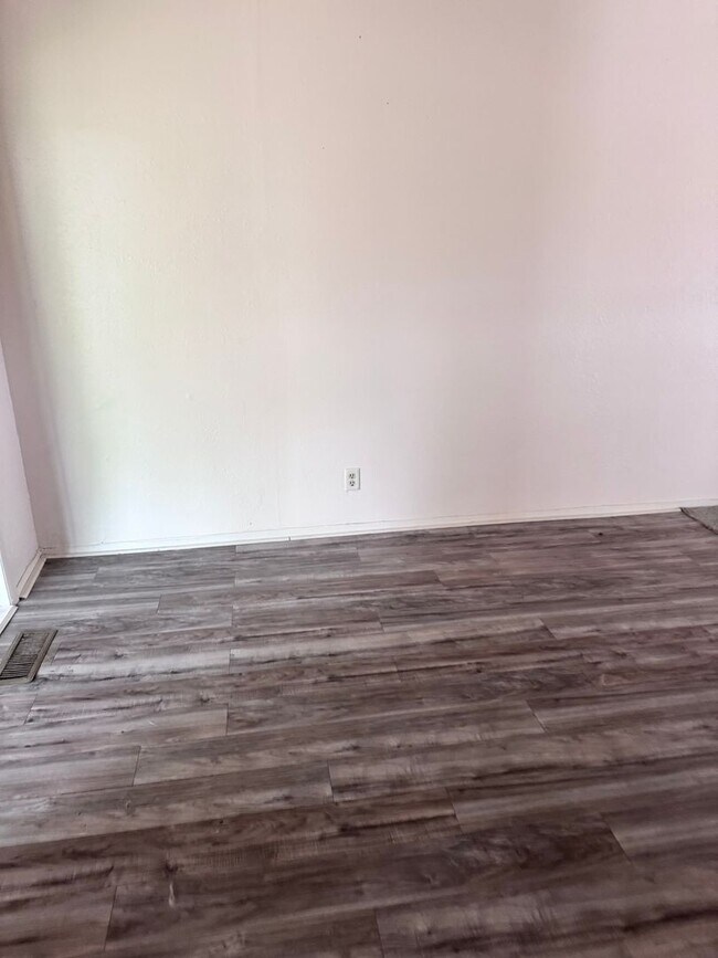 Building Photo - 2 Bedroom 1 Bath Duplex