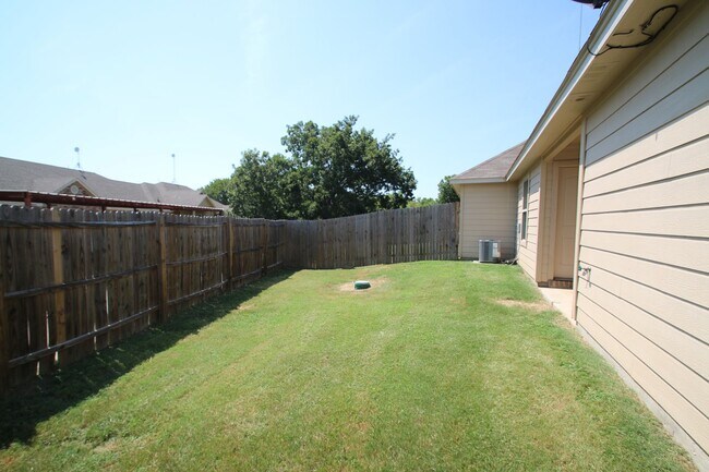 Building Photo - Coming Soon | 3BR/2BA Weatherford Town Home with Granite Countertops, Luxury Plank Floors & Appli...