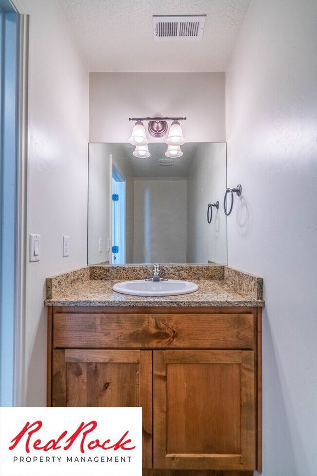 Building Photo - 3 Bedroom Townhome Near Freeway & Shopping