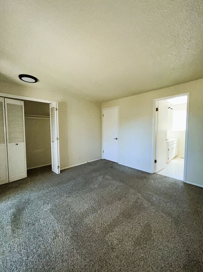 Building Photo - 2 Bedroom 2.5 Bathroom Townhome $500 Move-In Concession