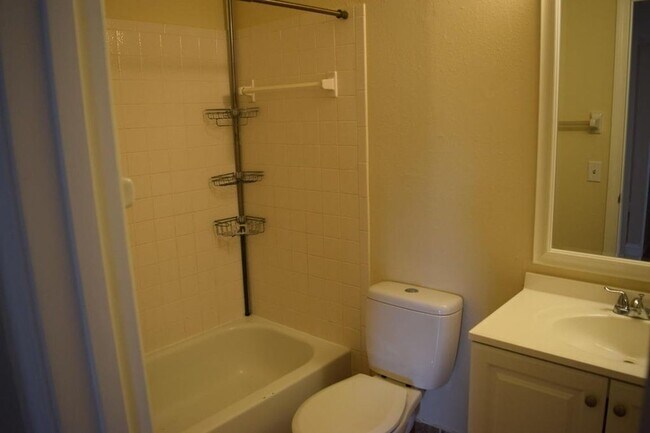 Building Photo - Beautiful 2 Bedroom 2 Bath with garage