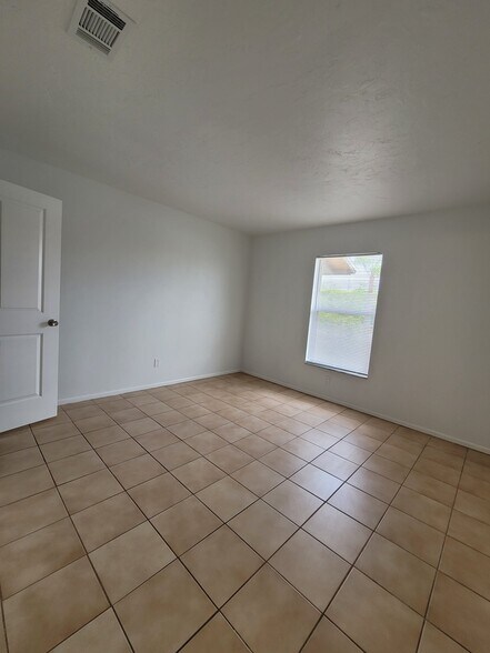 Building Photo - 11049 Pendleton Ave