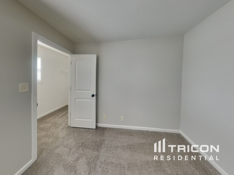 Building Photo - 1073 Castlerock Dr