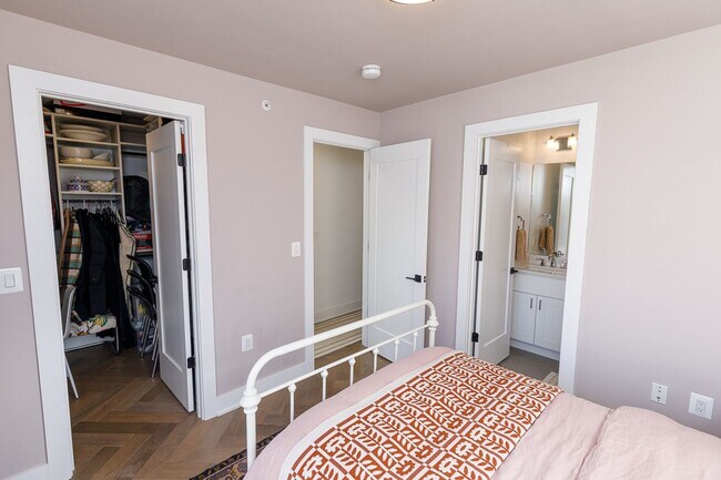 Building Photo - Newer Three Bed-Three Bath Townhouse Condo...