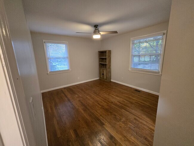 Building Photo - 929 Due W Ave N