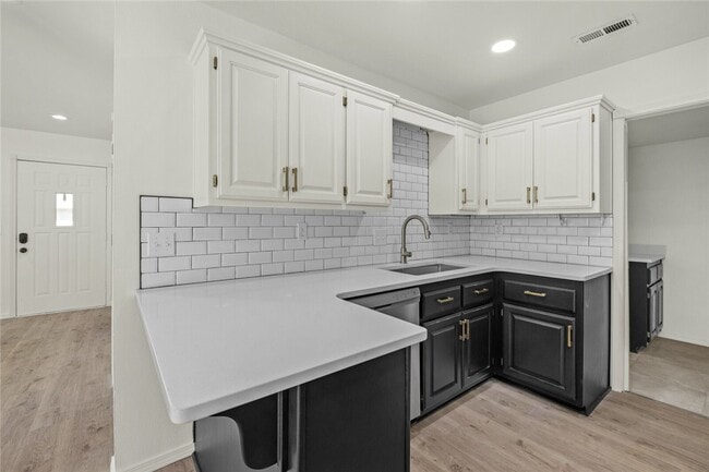 Building Photo - 1604 Oakwood Ave