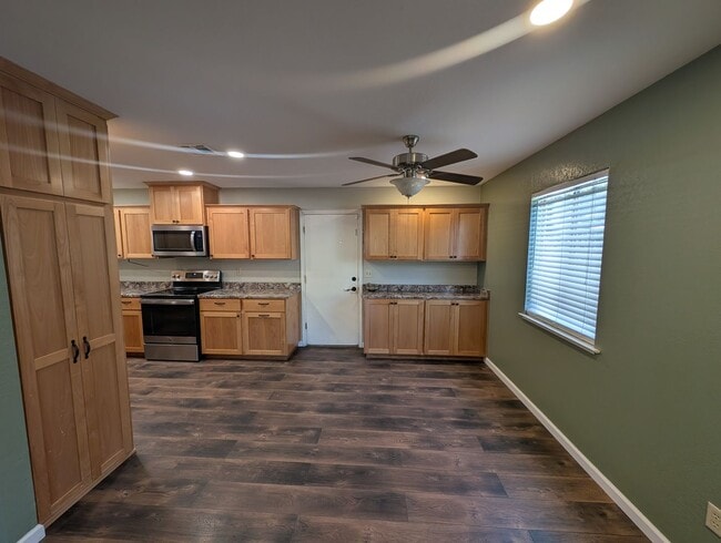 Building Photo - Move In Special 1/2 off 1st Months Rent