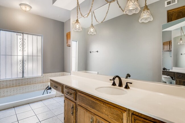 Building Photo - Immaculate 2 bedroom condo with all the ap...