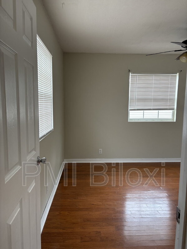 Building Photo - 391 Rodeo Dr