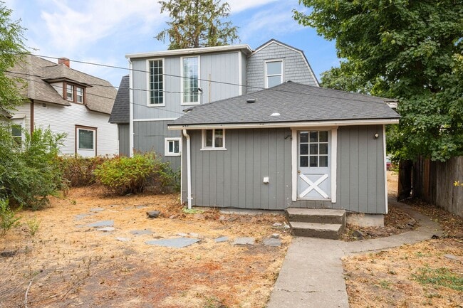 Building Photo - Centrally Located Home With Unbelievable C...