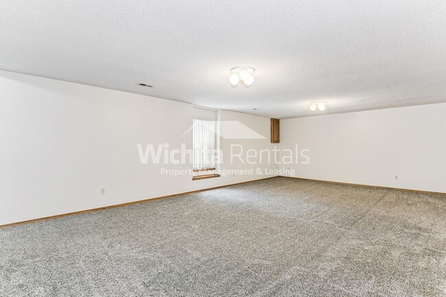 Building Photo - Large 3 bedroom 3 bath home in West Wichita