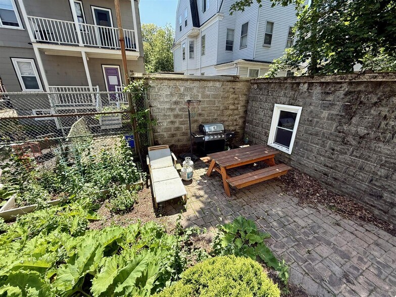 Building Photo - 33 Pearson Ave