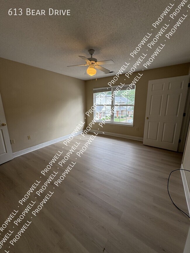 Building Photo - 613 Bear Dr