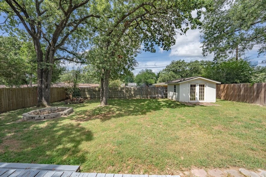Building Photo - 501 Calhoun Dr
