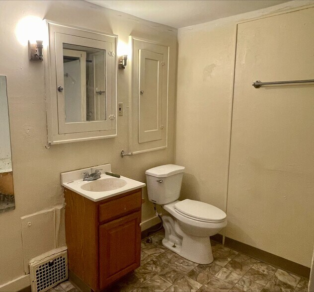 Building Photo - 644 Carpenter St