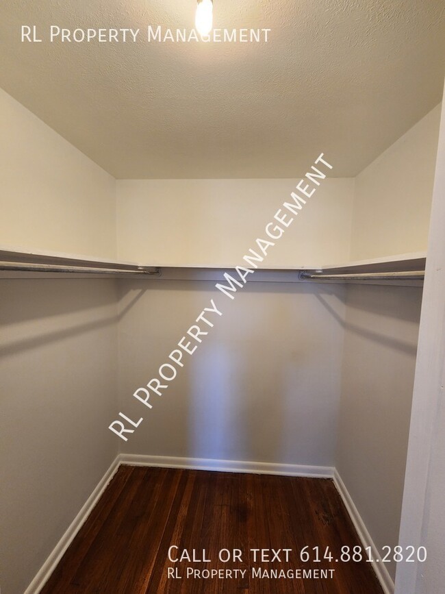 Building Photo - Spacious 3 bedroom 1.5 bathroom town home