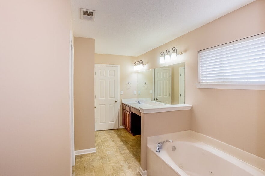 Building Photo - 5882 Tommy Joe Dr